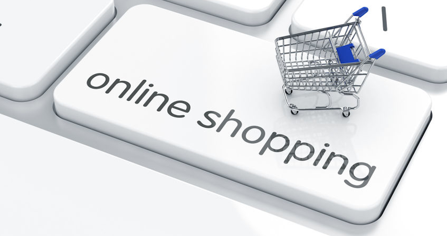 große Taste mit der Beschriftung "online shopping", darauf ein Einkaufswagen.